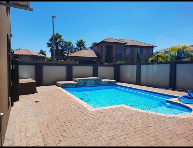 3 BEDROOM TOWNHOUSE FOR SALE IN VANDERBIJLPARK SW 5